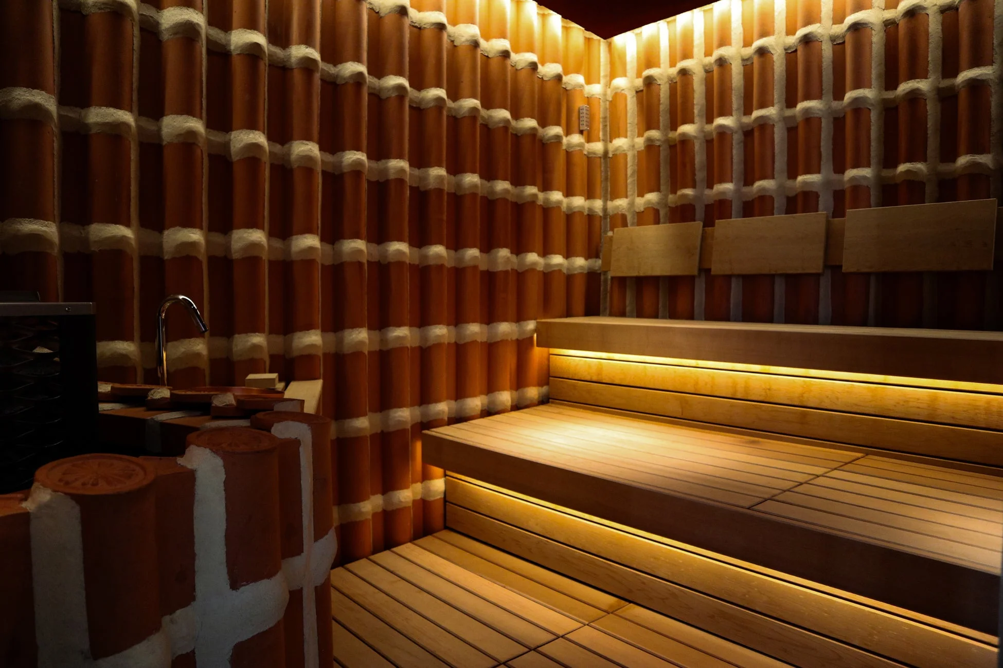 暖色系の照明が特徴的なサウナルーム
