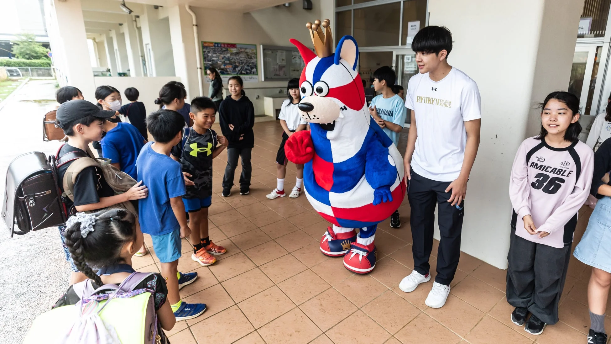 マスコットと子供たち