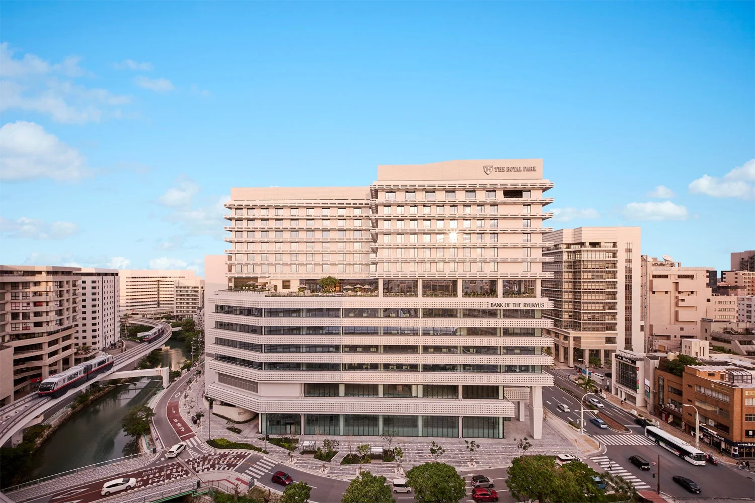 那覇市内のホテルとモノレール