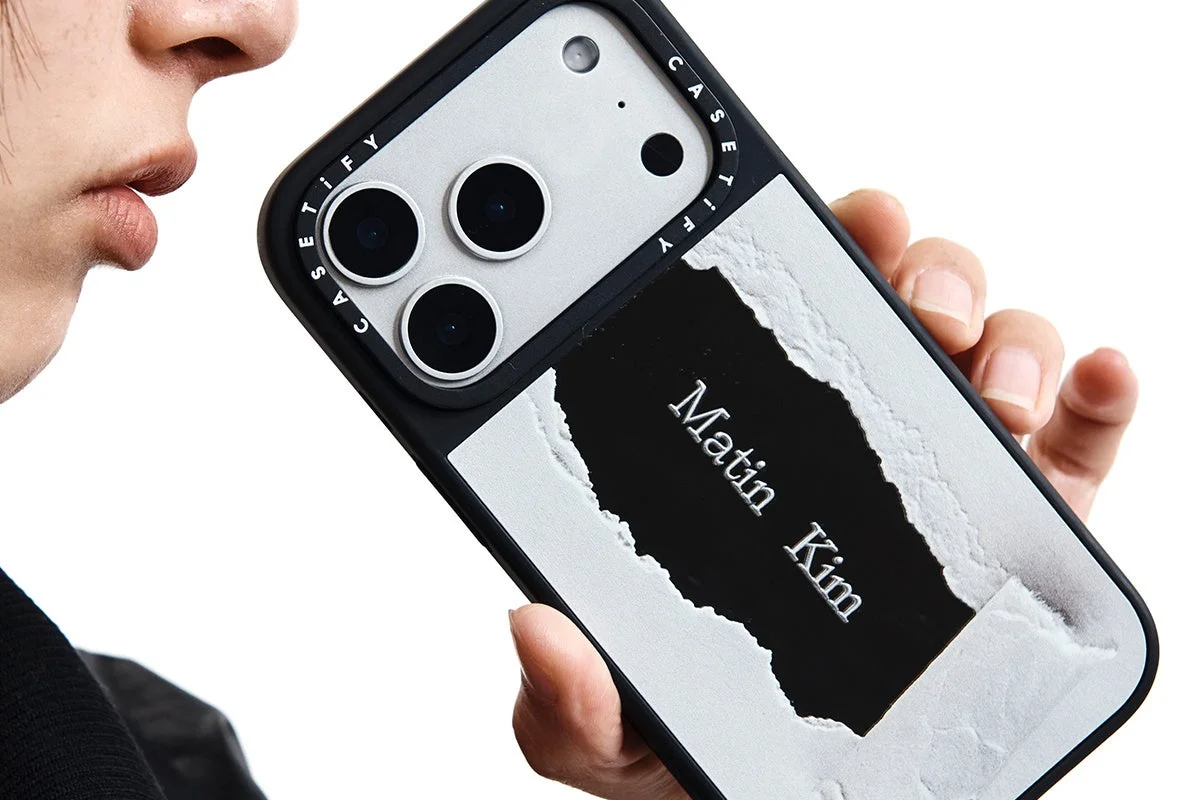 破れた紙のようなデザインのMatin Kim x CASETiFYスマートフォンケース