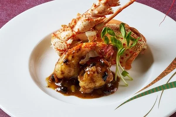 ロブスターの尾を使った豪華なシーフード料理