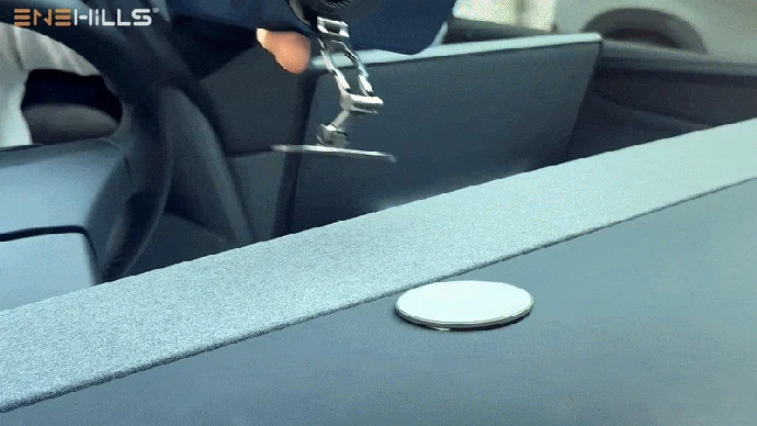 車のダッシュボードにクリップ式の磁気マウントを取り付けている様子