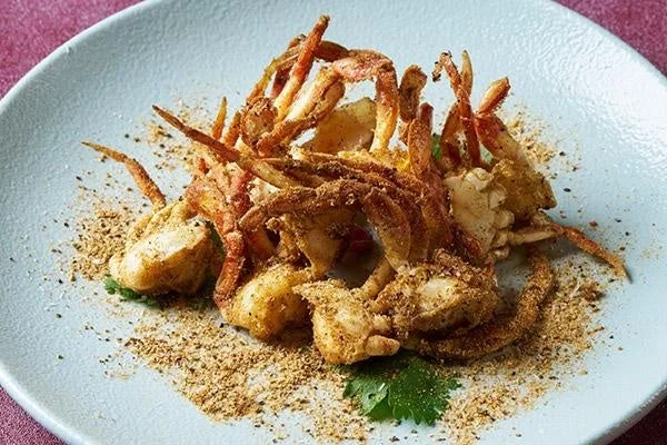 スパイス香る揚げ蟹料理