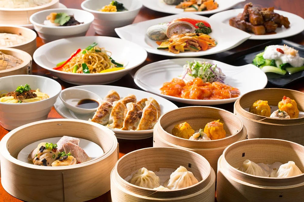 テーブルいっぱいに並べられた豪華な中華料理と点心