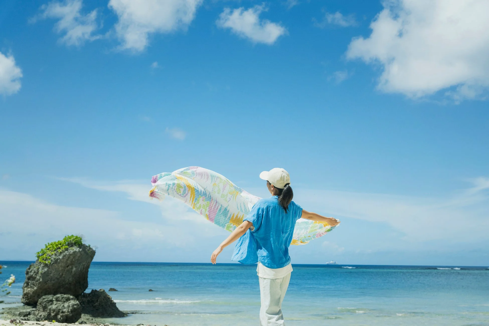 風になびくアート作品