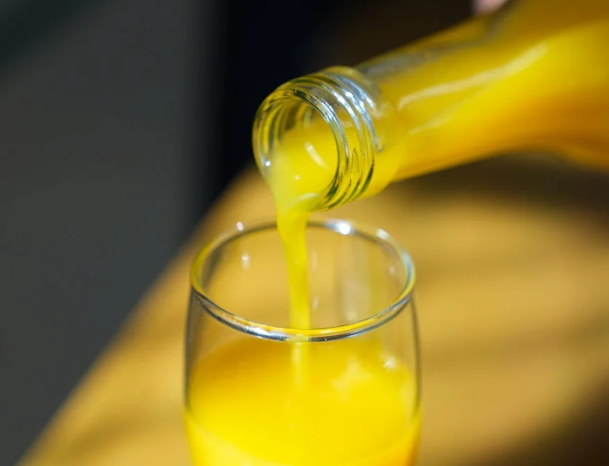 ジュースをグラスに注ぐ様子