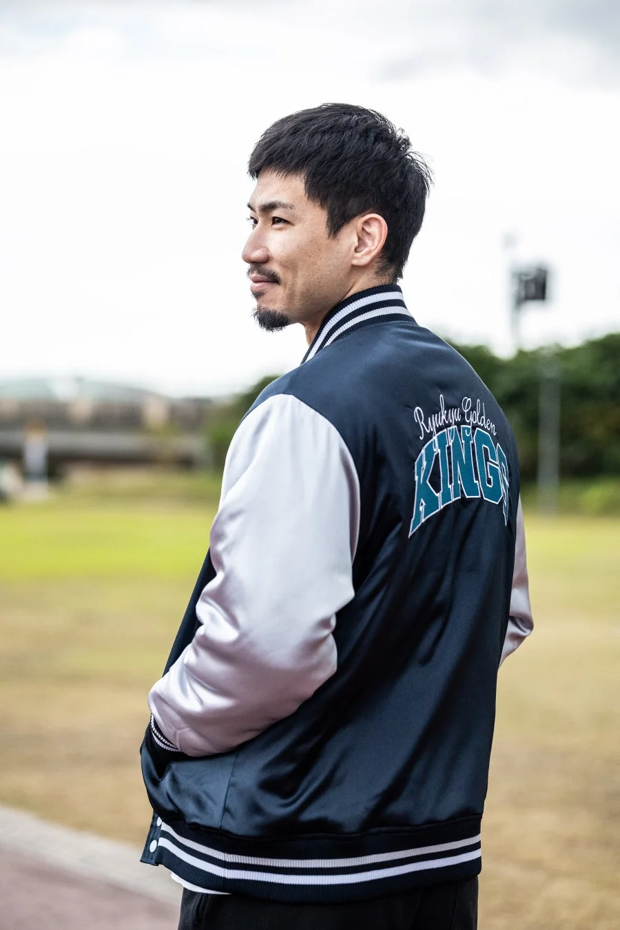 スタジャン横顔着用イメージ