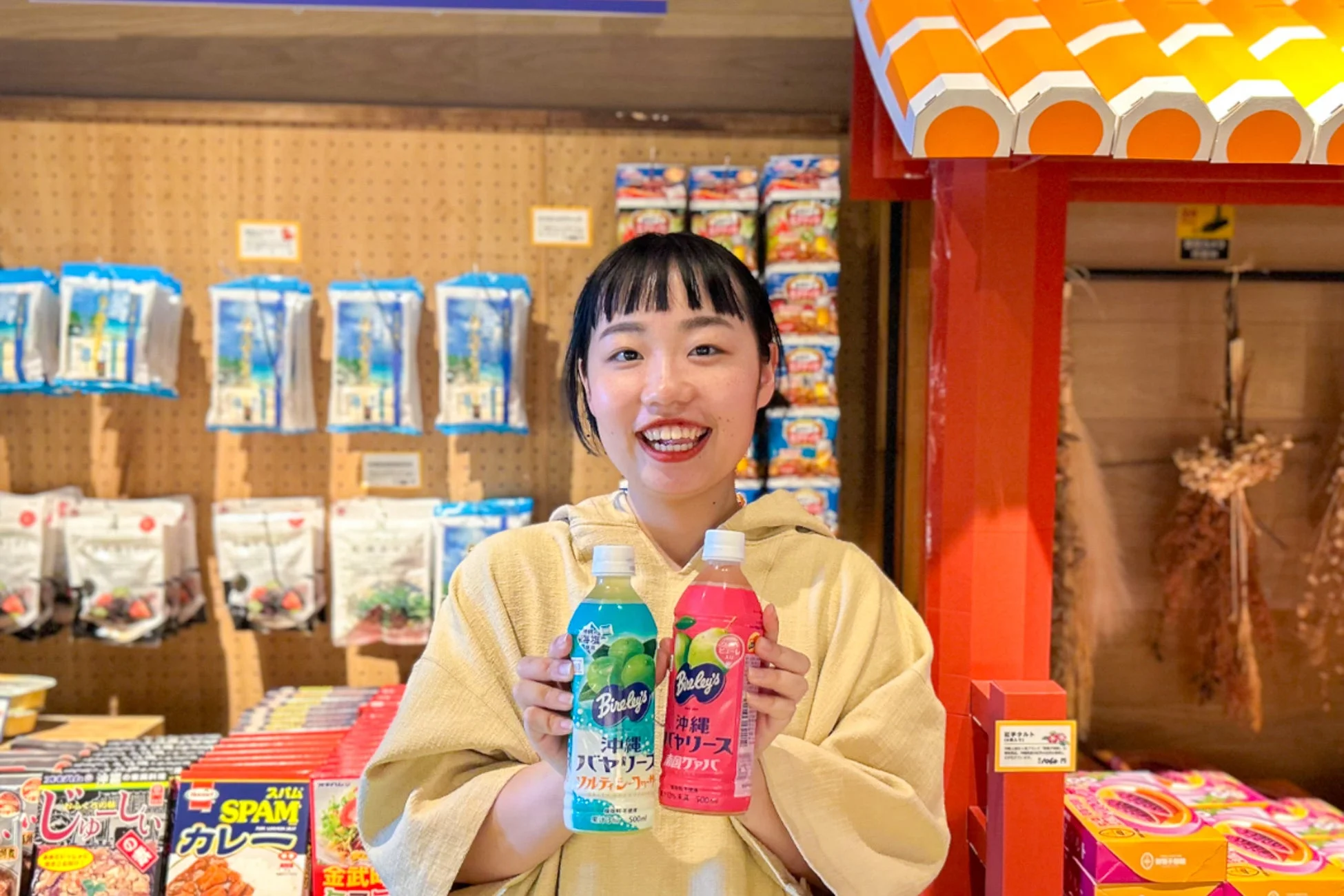 沖縄のお土産店でジュースを持つ女性