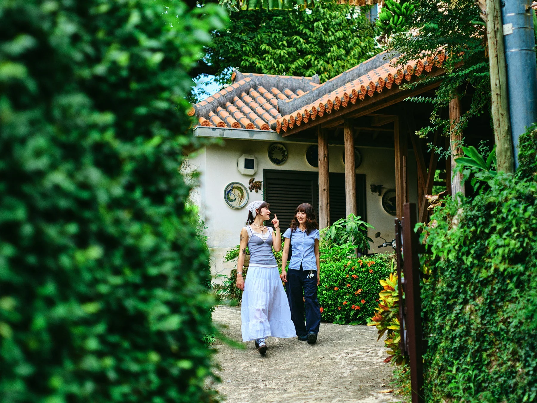 街中を散歩する女性たち