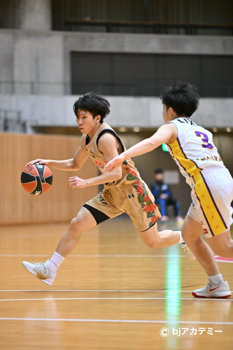 ドリブルするキングスU15の選手