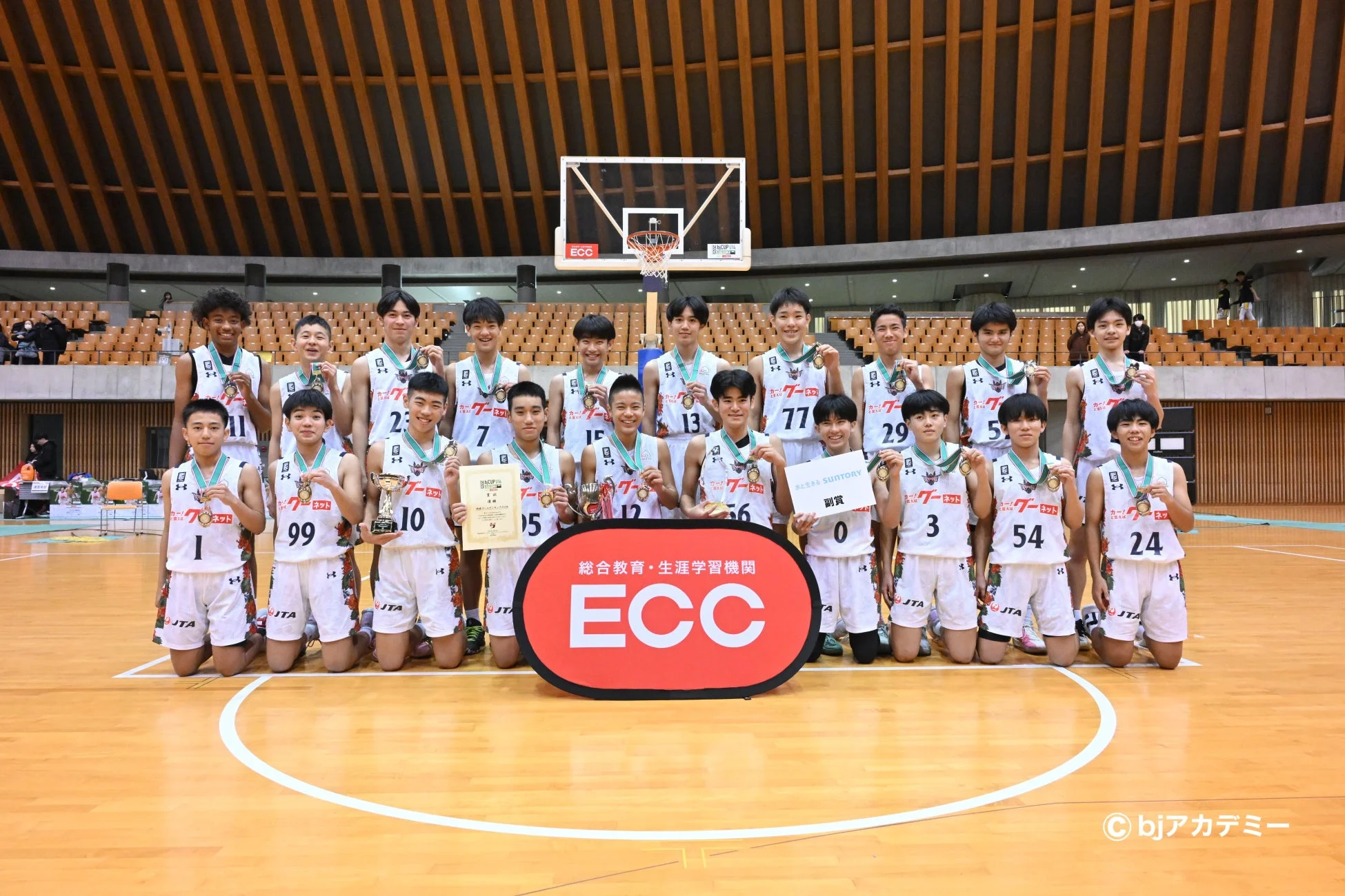 メダルとトロフィーを持つキングスU15の選手たち