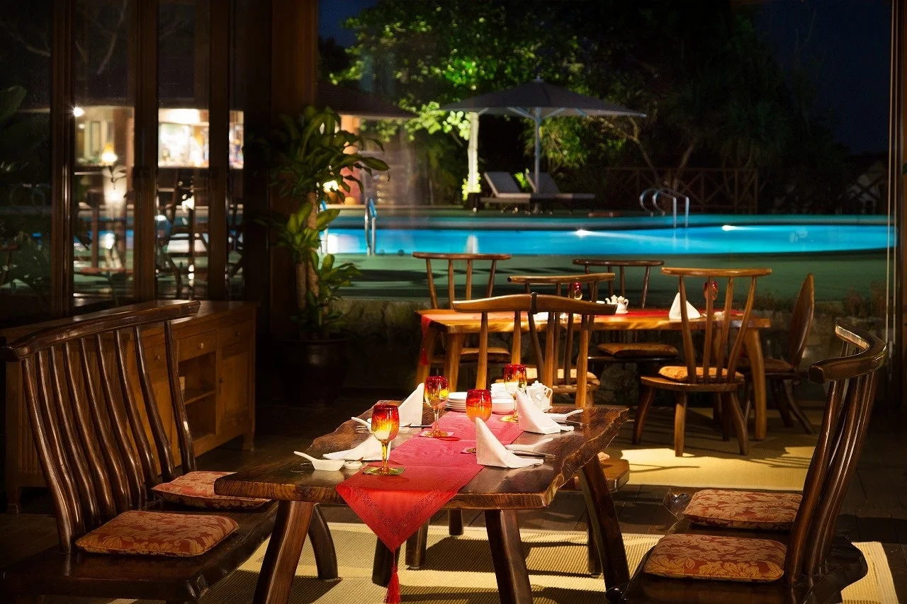 夜景が美しいリゾートのプールサイドダイニング