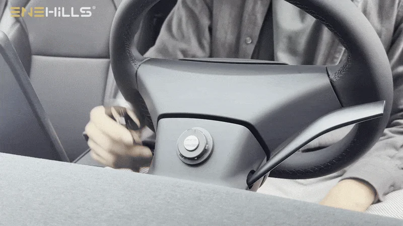 車内で装置を取り付け・調整する様子