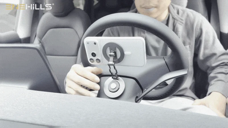 車のハンドル中央にスマートフォンが取り付けられた様子