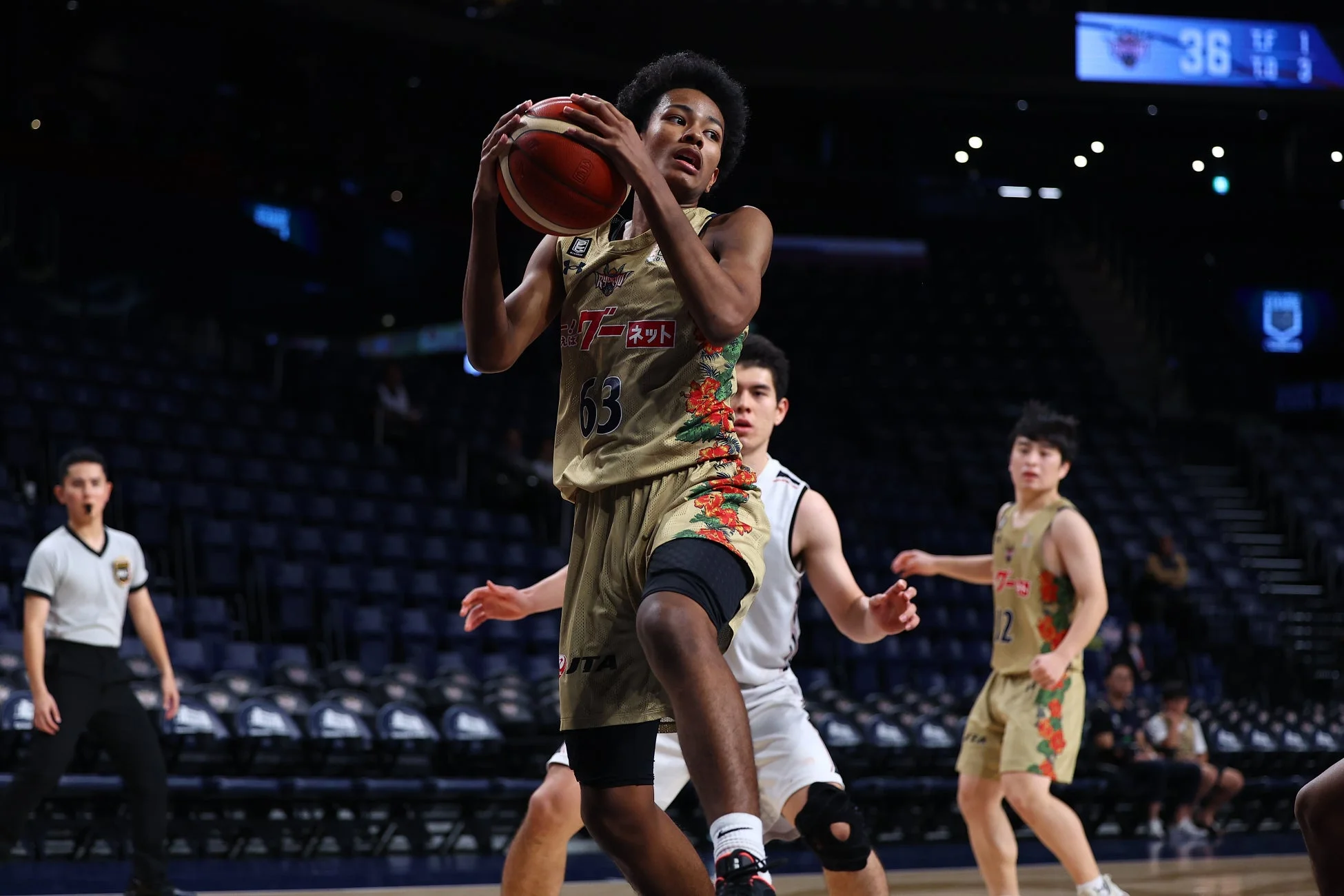 ボールを持つカマラ武佐選手