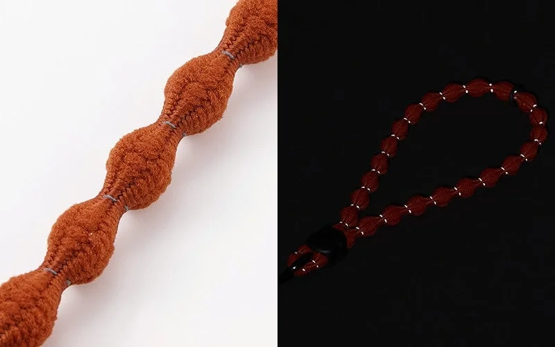 白と黒を基調とした、独特な質感と反射機能を持つアクセサリーまたは素材を示している画像