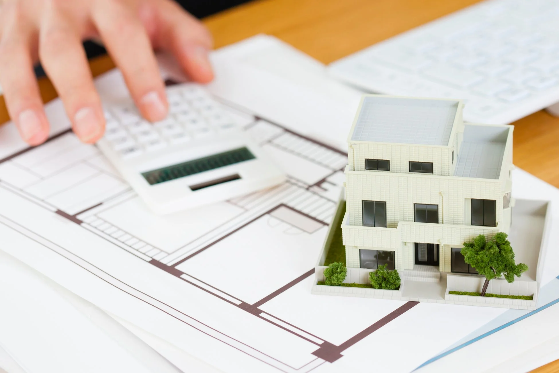 間取り図と住宅模型、電卓
