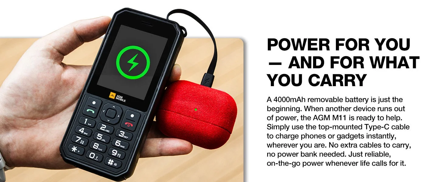 AGM M11でスマートフォンを充電する様子