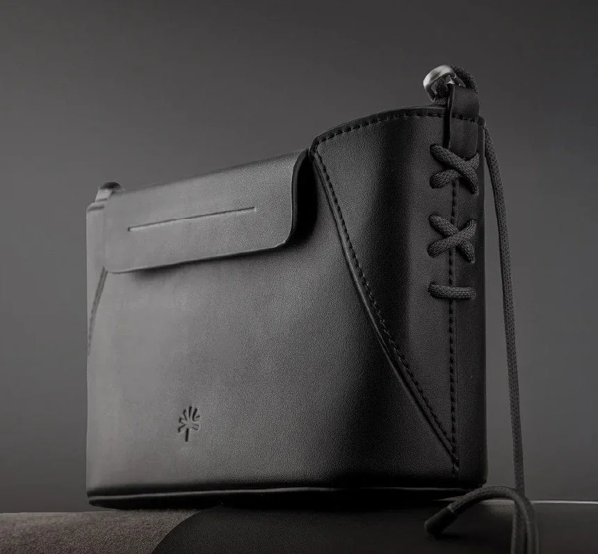 OneGo Classic クロスボディ フォンバッグの素材感とマグネット式クロージャー