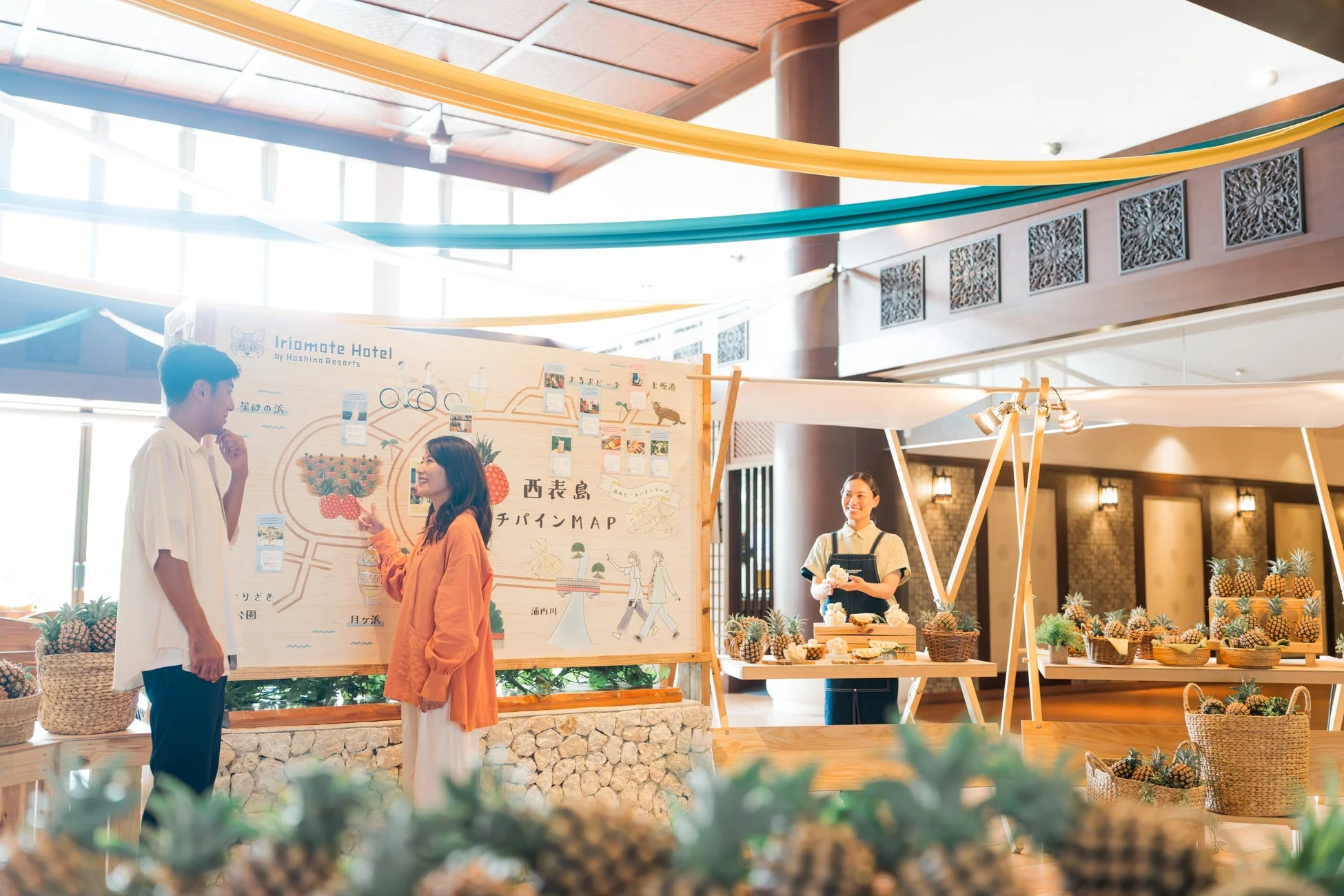 ホテルロビーでカップルがピーチパインMAPを見ている様子