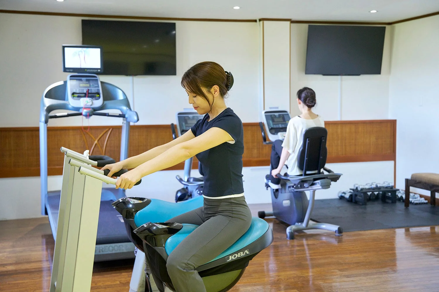 フィットネスジムで運動する女性たち