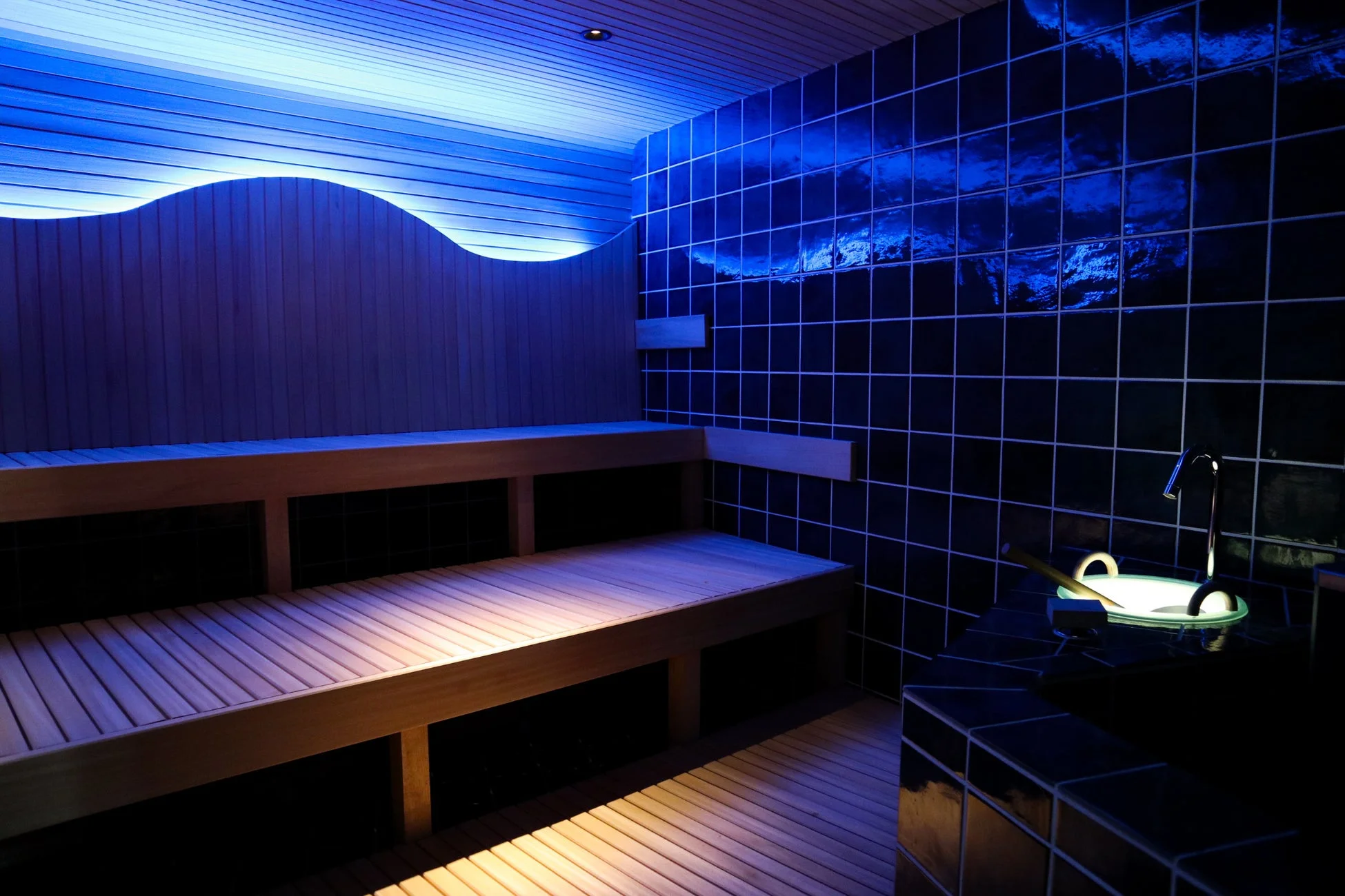青い間接照明が特徴的なモダンなサウナ室