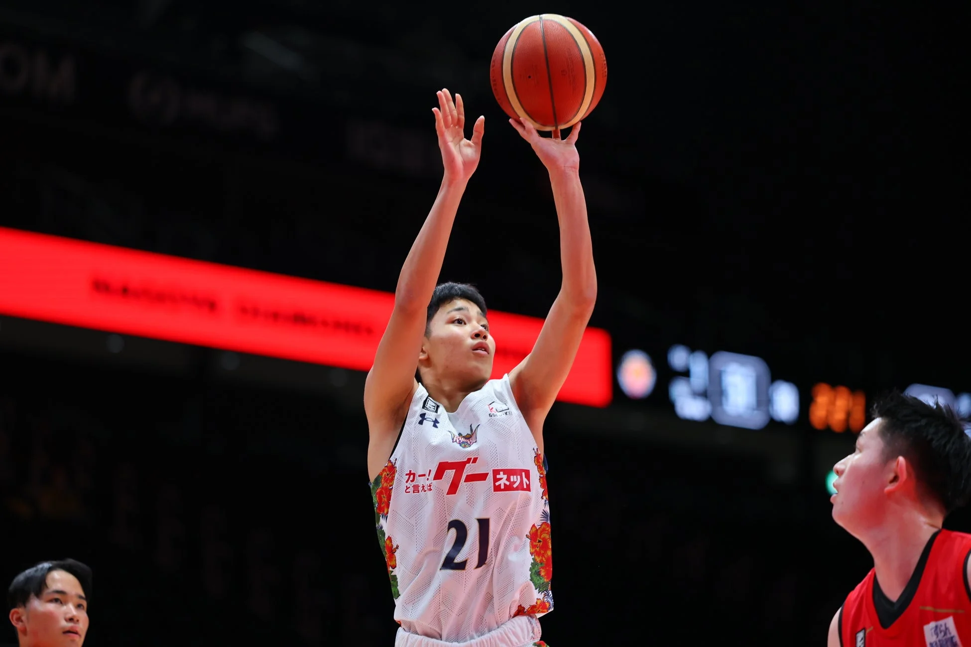 シュートを放つ照喜名朝葵選手