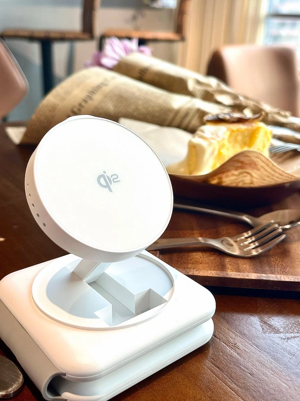 Qi2ワイヤレス充電器とケーキ