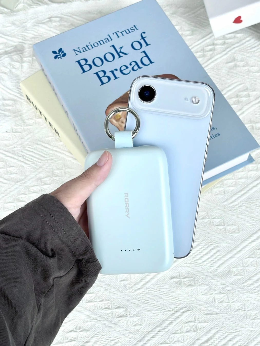 スマートフォンとキーリング付きモバイルバッテリー