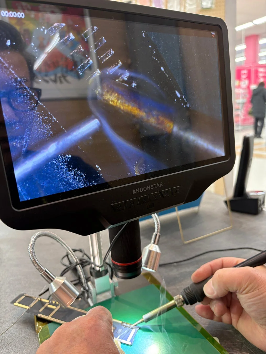 基板修理の様子