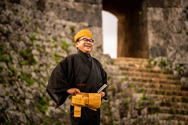 琉装姿の賀数仁然氏