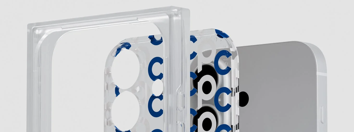 透明なスマートフォンケースがクローズアップされており、ケースには青い「C」と白や黒の丸い文字が繰り返されるパターンがデザインされています。