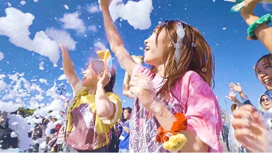 泡パーティーのようなイベントで楽しむ若者たち