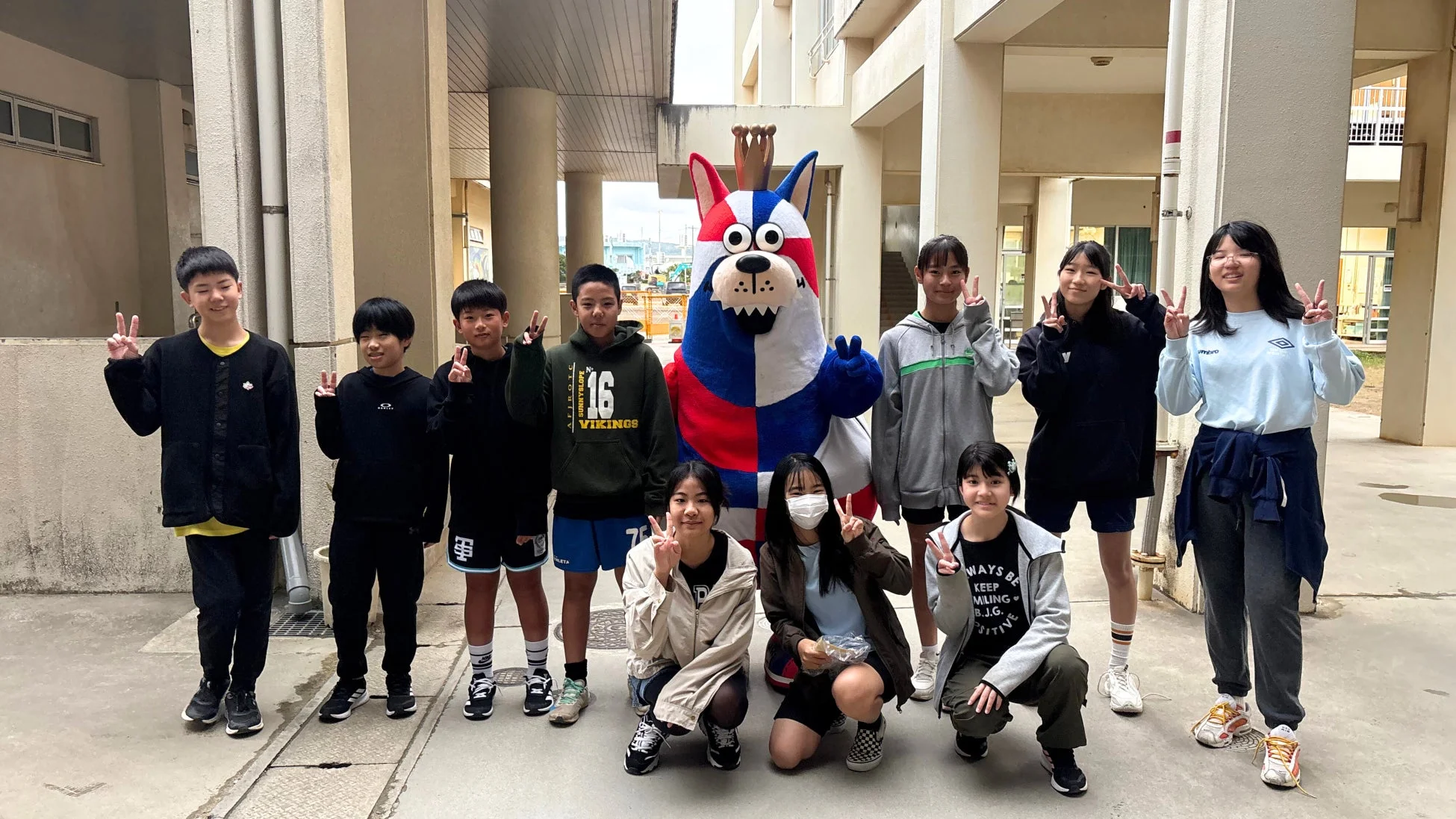学生とゴーディーの集合写真