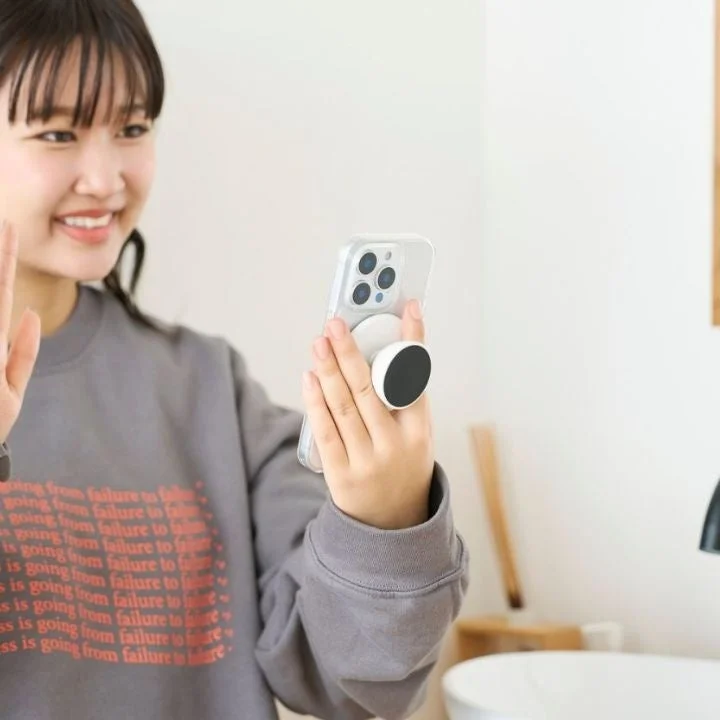 スマホグリップを持つ女性