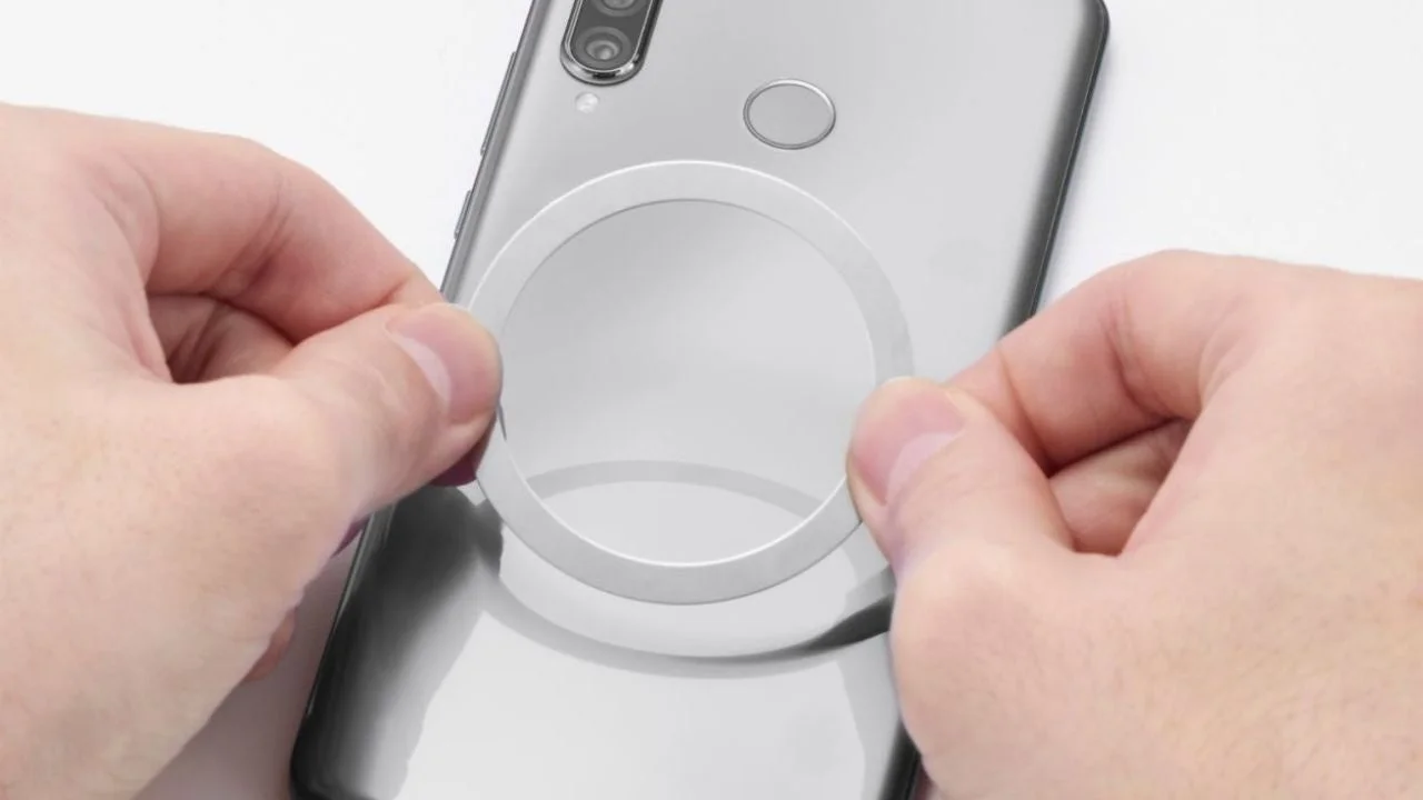 メタルプレートを貼り付ける様子