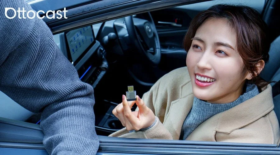 女性がUSBデバイスを持つ画像