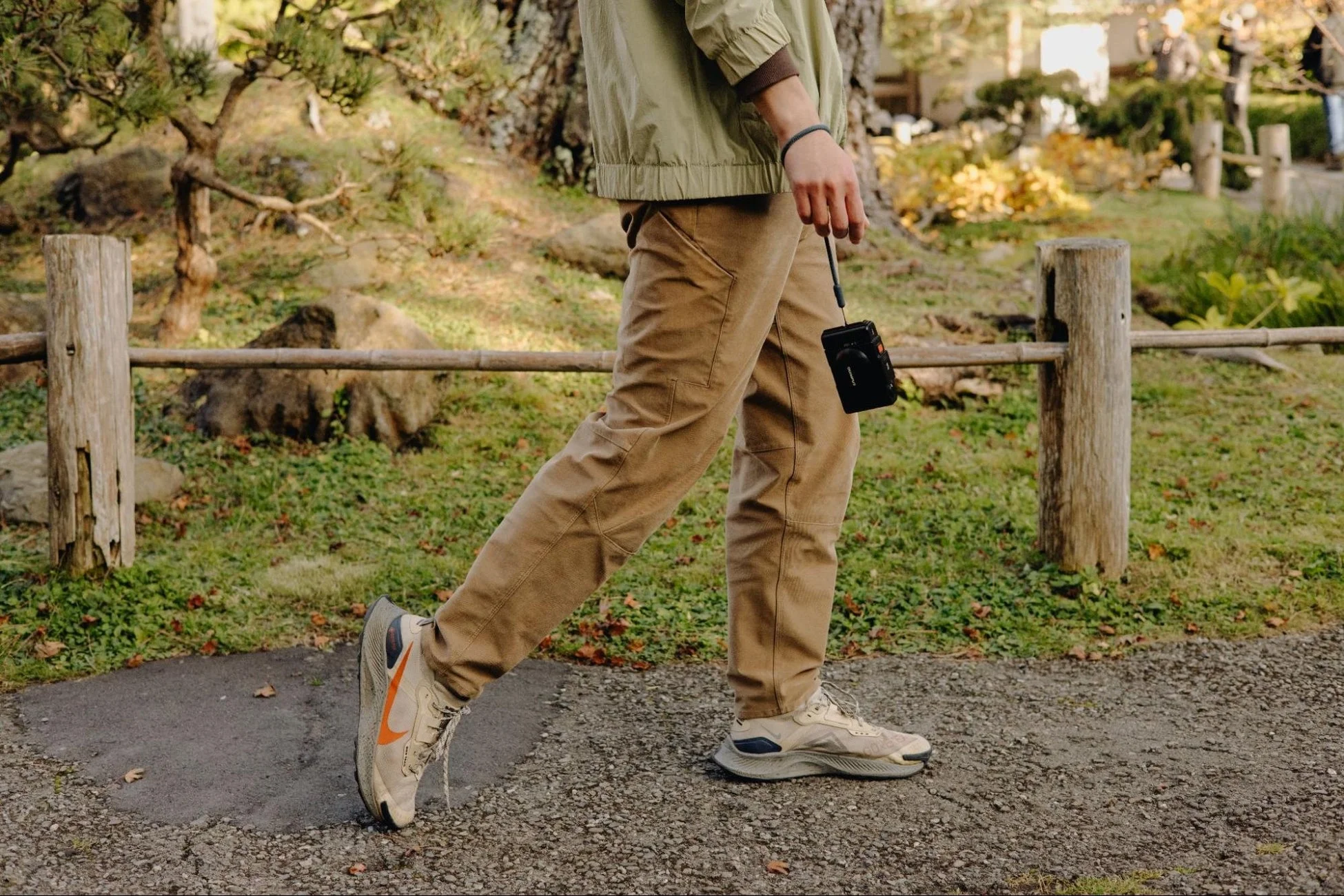 カメラを手に持っている