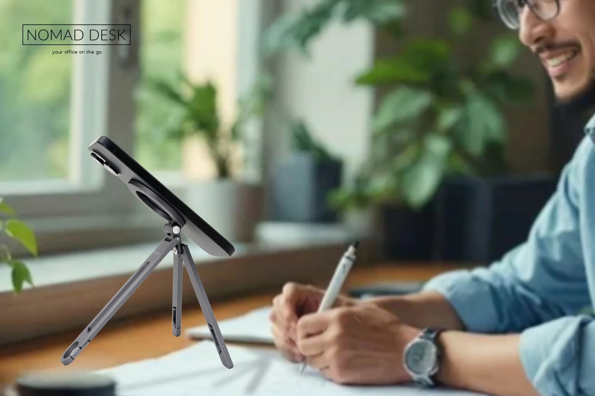 デスクでビデオ通話をする男性