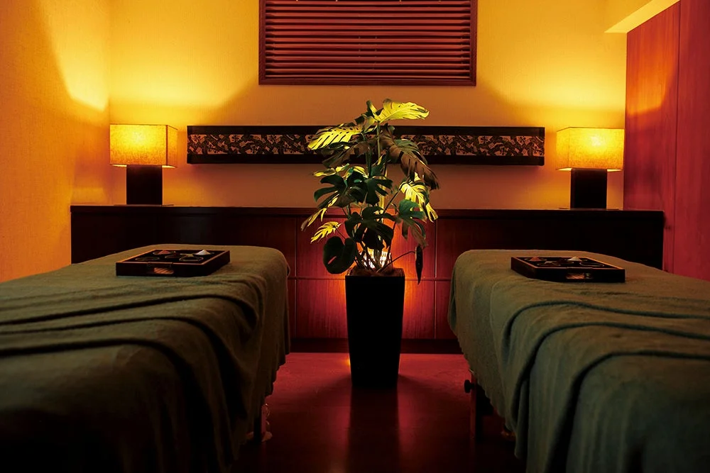 暖色系の照明で照らされた落ち着いたスパルーム