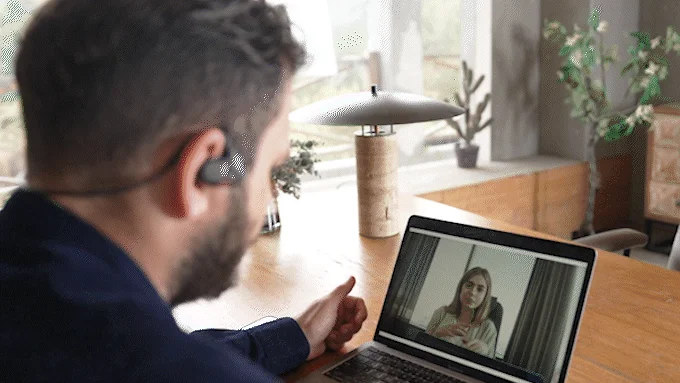男性がノートパソコンを使ってビデオ通話をしている様子です。