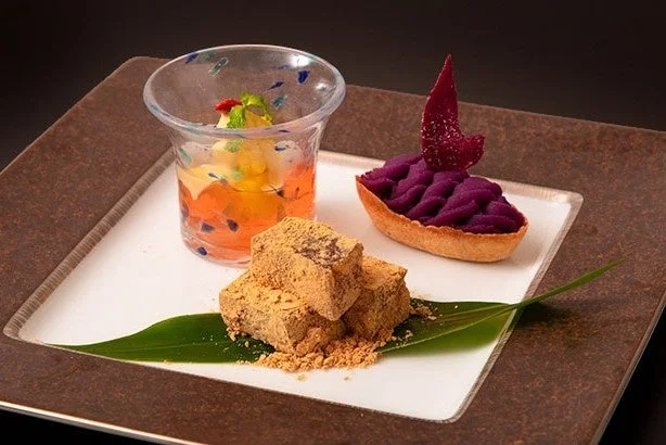 上品に盛り付けられたスイーツプレート