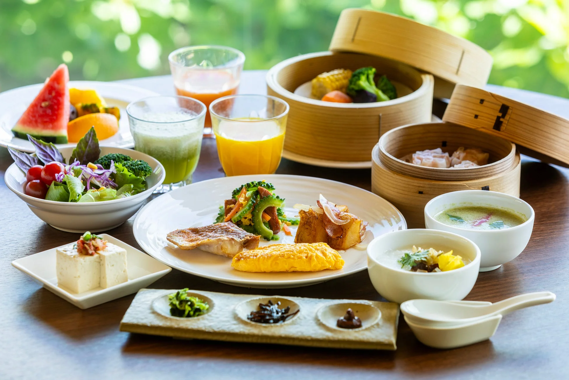 ホテルやリゾートの豪華な朝食ビュッフェ