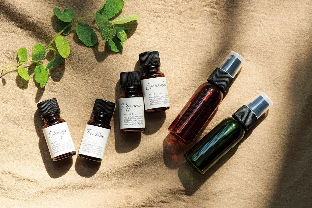 アロマオイルの小瓶とスプレーボトル