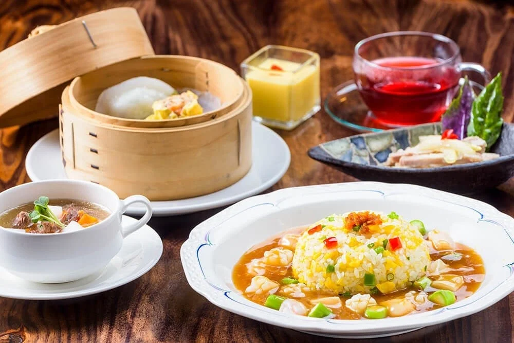 豪華な中華料理のセットメニュー