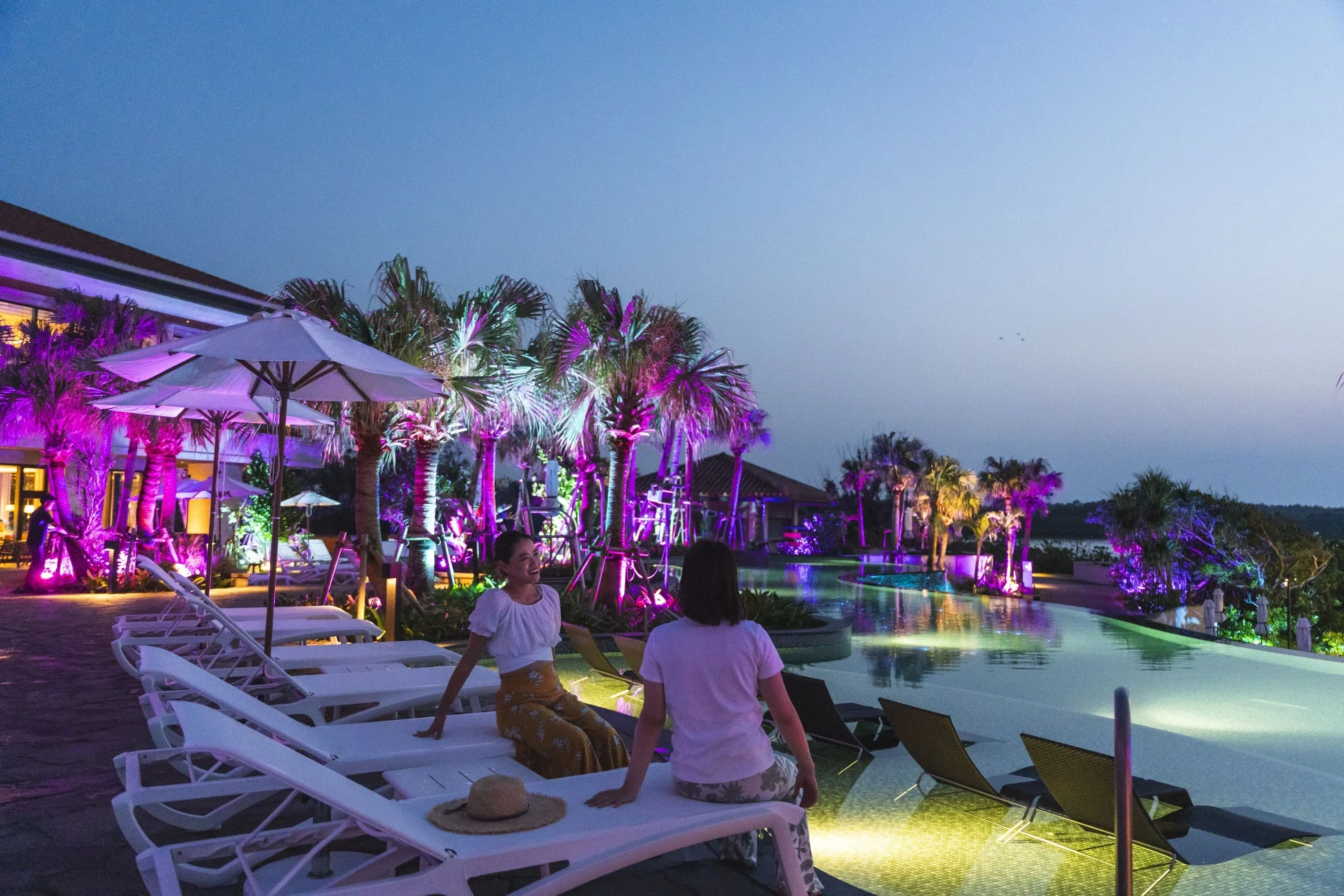 プールサイドでくつろぐ女性たち