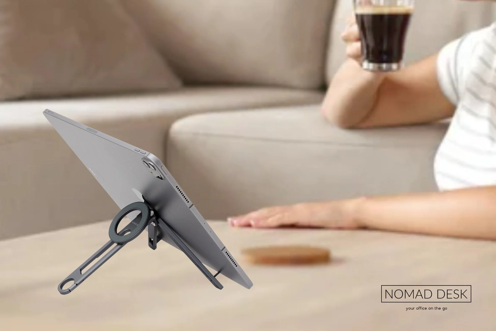 ソファでタブレットをスタンドに立てて動画視聴する様子