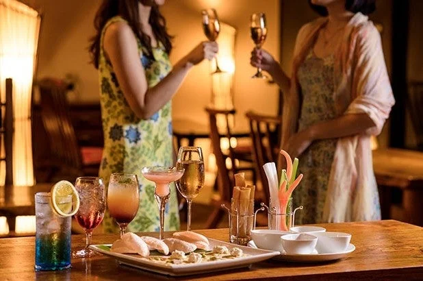 夜の落ち着いた雰囲気でカクテルを楽しむ女性たち