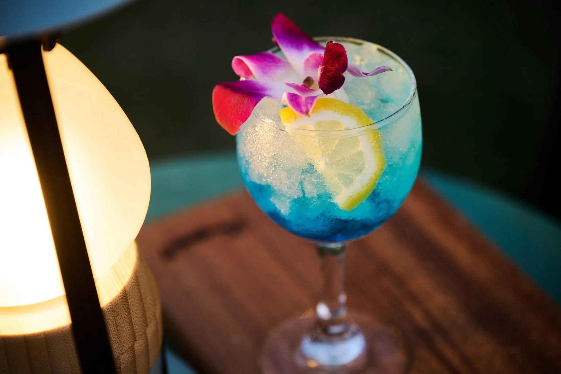 青いカクテルが主役の画像