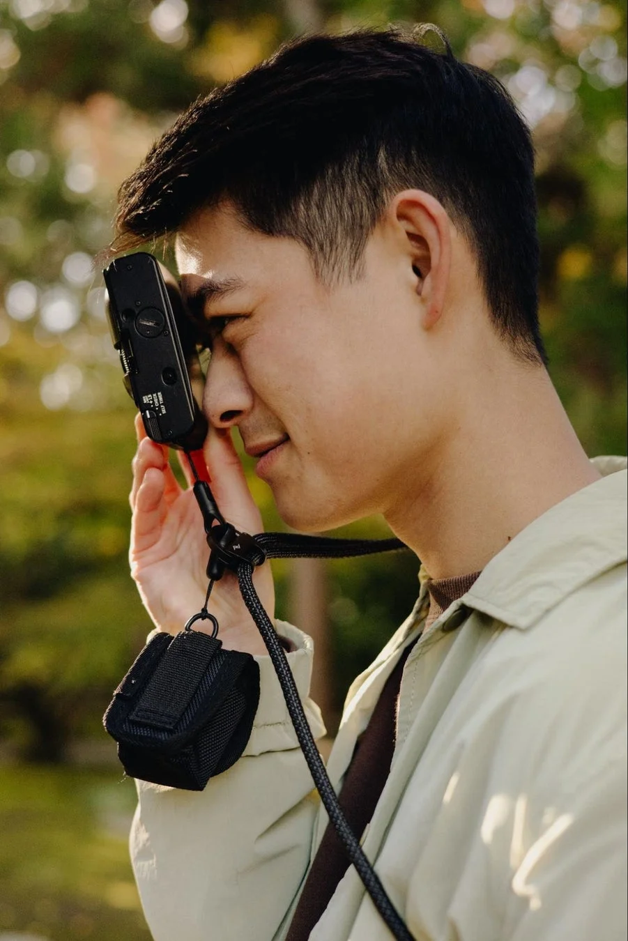 男性がカメラを構えている